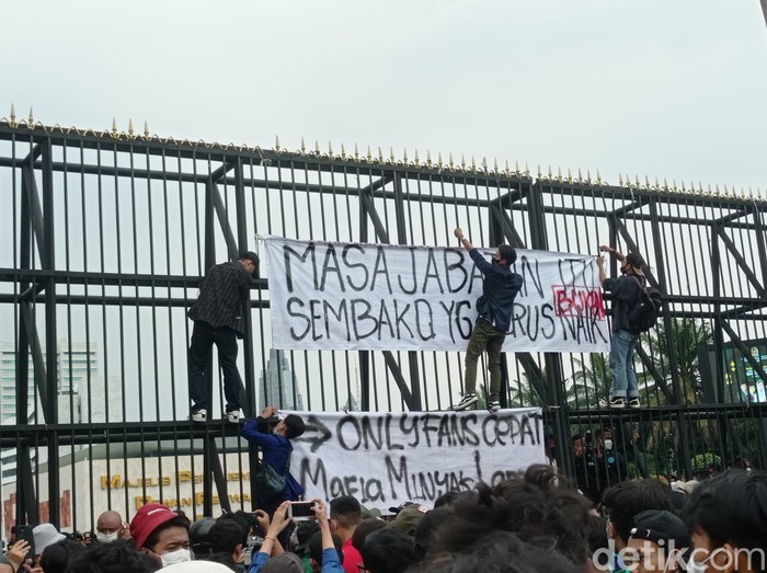 Massa demo pasang spanduk di Gerbang DPR