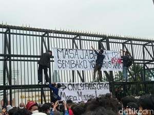 Massa Pasang Spanduk Masa Jabatan Bukan Sembako yang Terus Naik di Gerbang DPR