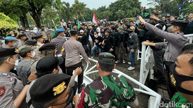 Massa HMI Bekasi melakukan aksi di depan Gedung DPRD.