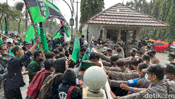 Massa HMI Bekasi melakukan aksi di depan Gedung DPRD.