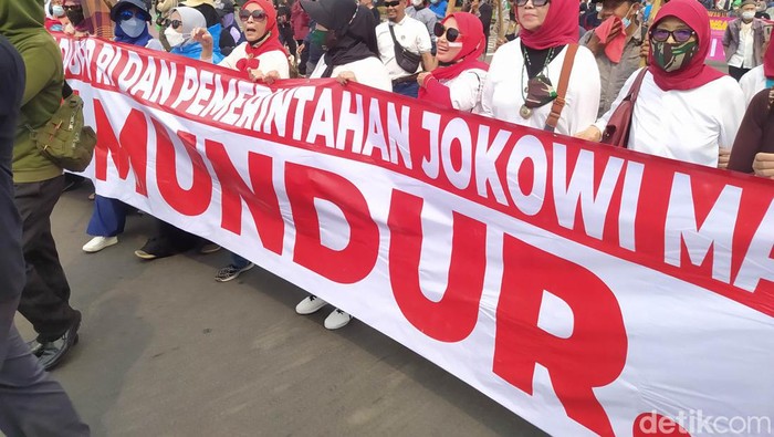 Massa ibu-ibu demo di Patung Kuda, Senin (11/4/2022) pukul 14.23 WIB). (Adhyasta Dirgantara/detikcom).