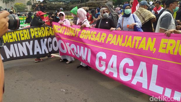 Massa ibu-ibu demo di Patung Kuda, Senin (11/4/2022) pukul 14.23 WIB). (Adhyasta Dirgantara/detikcom).