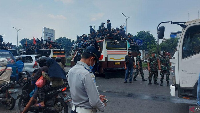 Massa Mahasiswa blokade GT Gedong Ciracas