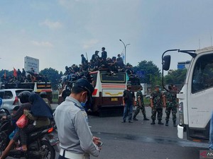 Mahasiswa yang Blokade Gerbang Tol Gedong Jaktim Dikawal Polisi ke DPR