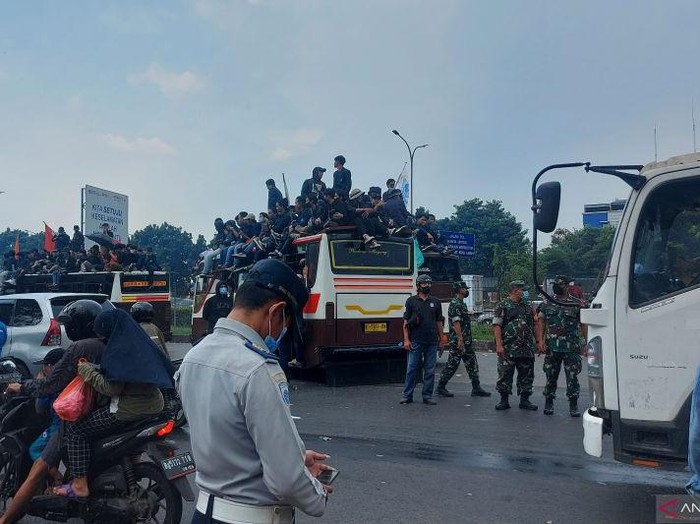 Massa Mahasiswa blokade GT Gedong Ciracas