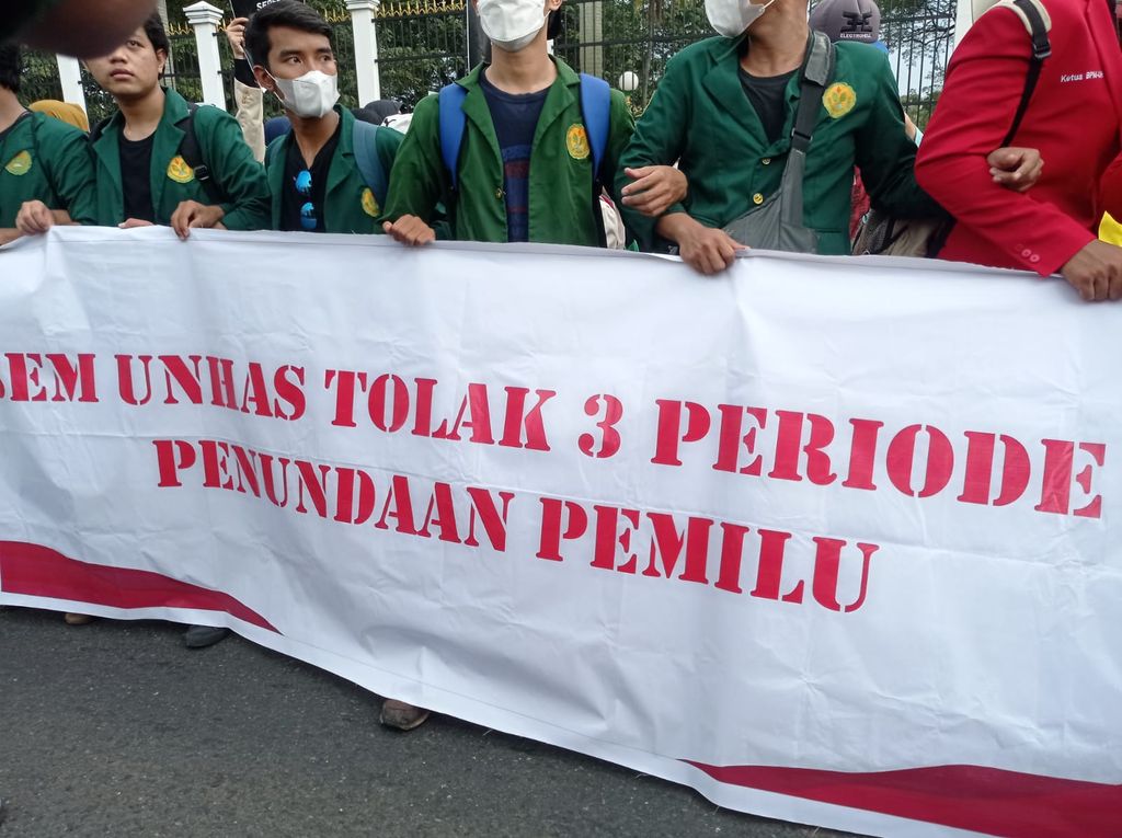 Massa mahasiswa demo tolak presiden 3 periode datangi DPR (Wilda-detikcom)