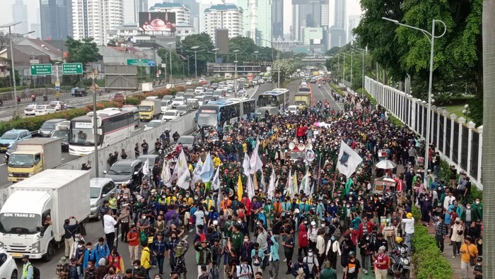 Massa mahasiswa demo tolak presiden 3 periode datangi DPR (Wilda-detikcom)