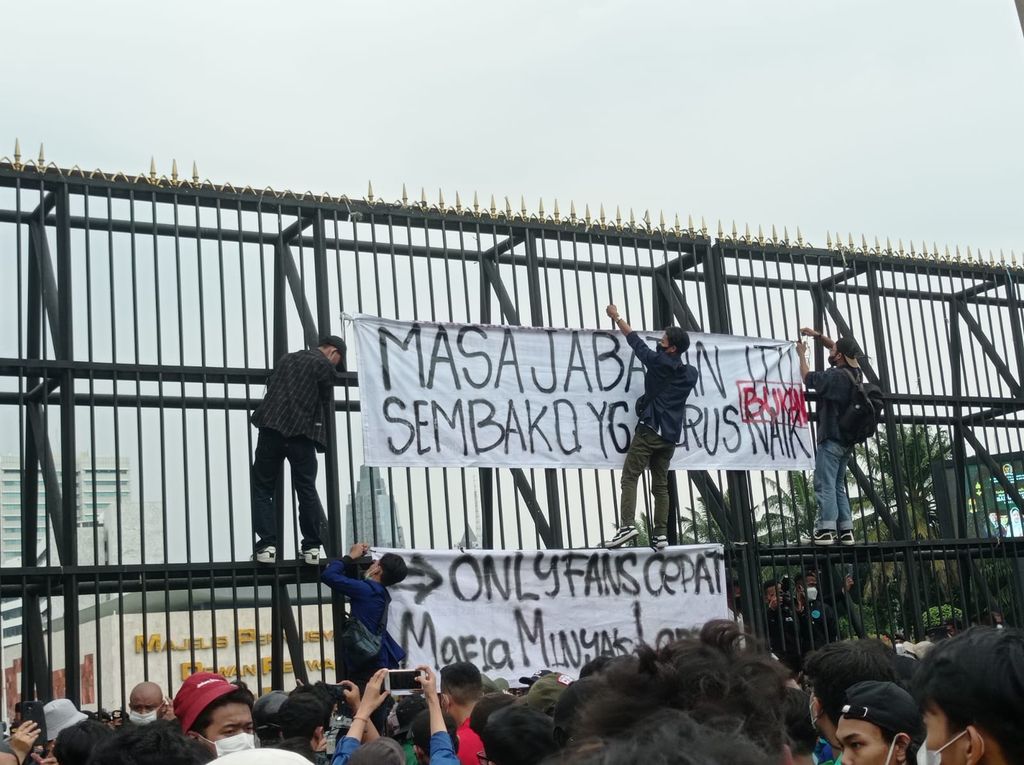 Massa mahasiswa demo tolak presiden 3 periode datangi DPR (Wilda-detikcom)
