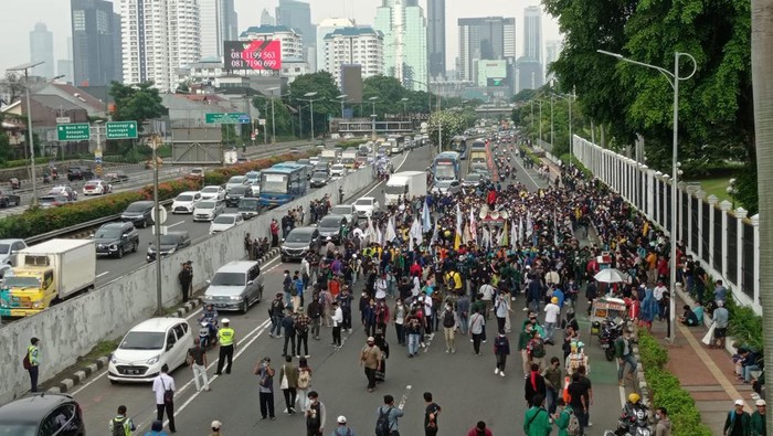 Massa mahasiswa demo tolak presiden 3 periode datangi DPR (Wilda-detikcom)