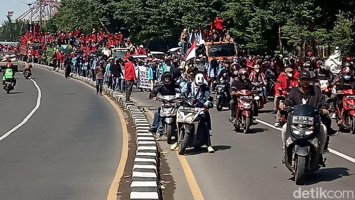 Massa mahasiswa long march ke titik aksi demo 11 April di Makassar.