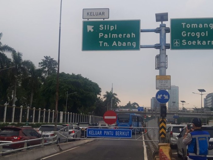 Massa mahasiswa masih berdemonstrasi di depan gedung DPR, Senayan, Jakarta. Exit Tol Senayan pun ditutup sementara. (dok Twitter @TMCPoldaMetro)