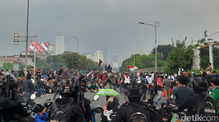 Massa masih bertahan di DPR di tengah hujan deras