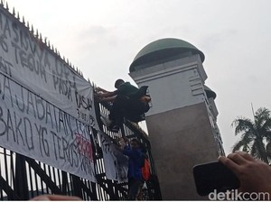 Minta Pintu Dibuka, Massa Mahasiswa Dorong-Panjat Pagar DPR!