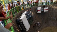 Suara riuh penonton dan raungan mesin yang dipacu dalam kecepatan tinggi menjadi daya tarik tersendiri. Hal yang lebih menegangkannya lagi, mereka beraksi tanpa helm atau alat bantu keselamatan lainnya.