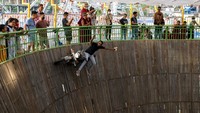 Ada satu perbedaan antara tong setan versi di India dan Indonesia. Kalau di India atraksi ini digelar secara karnaval atau pindah dari satu kota ke kota lainnya, berbeda dengan di Indonesia. Tong setan di Indonesia biasanya hanya bisa ditemukan di pasar malam.
