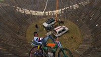 Pushpender mencoba terlihat keren saat ia bersandar pada motornya yang bergerak cepat dalam sebuah kandang atau tong raksasa.