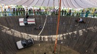 Para pemain sumur kematian bertaruh nyawa lewat beragam atraksinya demi sorak sorai penonton dan uang saweran yang tidak seberapa. Sebuah sumur raksasa menjadi medianya. Mereka beraksi memacu motor atau mobil dari dasar sumur hingga ke bibir sumur raksasa untuk menyapa penonton.