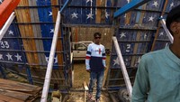 Pushpender, berdiri di pintu masuk kandang yang dikenal sebagai Maut ka Kuan atau sumur kematian di sebuah pameran lokal di Dharmsala, India, Sabtu, (9/4/2022). Pushpender dan lainnya melakukan aksi menantang maut dengan sepeda motor dan mobil dengan hasil uang yang tidak seberapa di pameran tradisional di seluruh negeri.