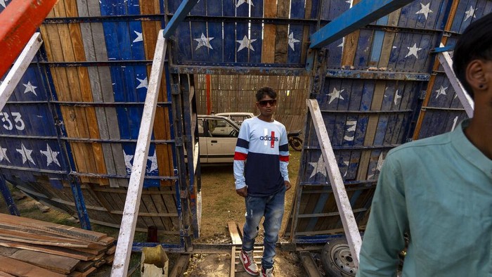 Maut ka Kuan, Aksi Akrobatik Menantang Maut di India Pushpender, stands at the entrance of an enclosure known as Maut ka Kuan or the well of death at a local fair in Dharmsala, India, Saturday, April 9, 2022. Pushpender and others perform death defying stunts on motor bikes and cars for very little money at traditional fairs all over the country. (AP Photo/Ashwini Bhatia)