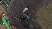 Tidak jauh berbeda dengan Tong Setan, Maut ka Kuan merupakan atraksi yang menggabungkan adrenalin, kecepatan, serta ketepatan. Salah perhitungan sedikit saja taruhannya adalah nyawa.