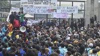 Ada sejumlah tuntutan yang disuarakan oleh massa aksi, salah satunya adalah penolakan penundaan pemilu atau menolak jabatan presiden tiga periode.