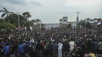 Aliansi Badan Eksekutif Mahasiswa Seluruh Indonesia (BEM SI) menggelar aksi demonstrasi meski Presiden Joko Widodo (Jokowi) telah menegaskan bahwa Pemilu 2024 tidak ditunda, Senin, (11/4/2022).