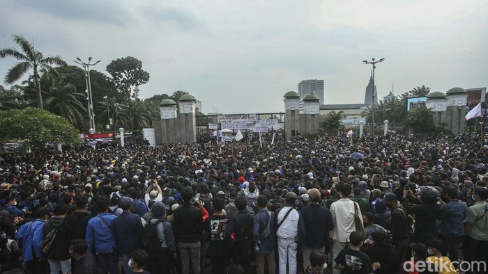 Aksi demo di gedung DPR/MPR Jakarta pada 11 April didominasi massa mahasiswa. Namun aksi berujung ricuh hingga pengeroyokan terhadap pegiat media sosial Ade Armando, Senin, 11/4/2022.