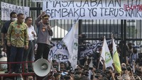 Pimpinan DPR RI menemui massa mahasiswa yang menggelar demo. Hadir Wakil Ketua DPR RI Sufmi Dasco Ahmad, Rachmat Gobel, Lodewijk F Paulus. Kapolri Jenderal Listyo Sigit Prabowo pun turut hadir.