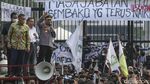Melihat Lagi Aksi 11 April di DPR: Demo Ricuh-Ade Armando Babak Belur