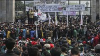 Hingga hari menjelang sore, situasi mulai memanas. Massa aksi melempari polisi dengan botol air mineral, polisi membalas dengan tembakan gas air mata. Lalu polisi meminta massa membubarkan diri. Namun permintaan itu direspons dengan lemparan botol air mineral.
