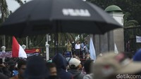 Rombongan pimpinan DPR dan Kapolri kemudian naik ke mobil komando massa mahasiswa. Mereka melakukan dialog dengan massa mahasiswa yang hadir di lokasi menggunakan pengeras suara.