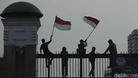 Massa aksi pun terlihat mendorong pagar utama gedung DPR hingga memanjatnya.