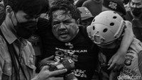 Pegiat media sosial sekaligus dosen Universitas Indonesia, Ade Armando yang berada di lokasi aksi, didapati babak belur dikeroyok massa demo. Ade Armando diamankan polisi dalam keadaan penuh darah dan hampir tanpa memakai celana.