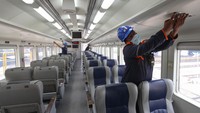 Sejumlah teknisi memeriksa kelengkapan kereta api saat perbaikan di Balai Yasa Surabaya Gubeng, Surabaya, Jawa Timur.