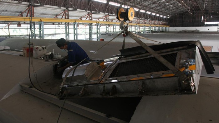 Sejumlah teknisi memperbaiki mesin pendingin kereta api di Balai Yasa Surabaya Gubeng, Surabaya, Jawa Timur, Senin (11/4/2022). Perbaikan-perbaikan kereta api di Balai Yasa Surabaya Gubeng tersebut untuk mempersiapkan armada kereta api dalam angkutan Lebaran 2022. ANTARA FOTO/Didik Suhartono/rwa.