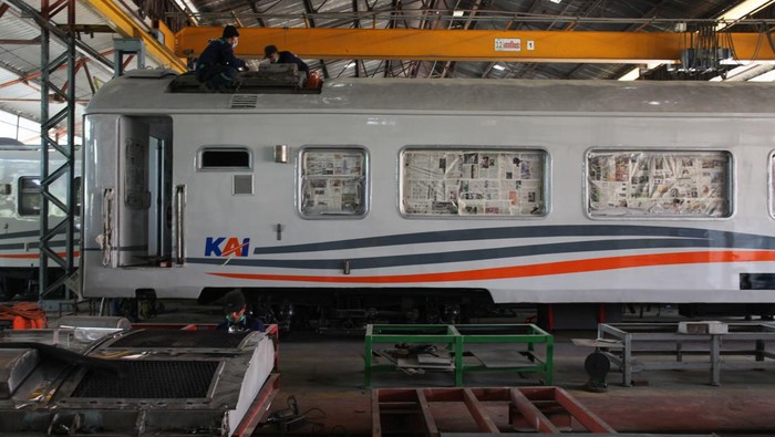 Melihat Persiapan Angkutan Kereta Api Lebaran Sejumlah teknisi memperbaiki mesin pendingin kereta api di Balai Yasa Surabaya Gubeng, Surabaya, Jawa Timur, Senin (11/4/2022). Perbaikan-perbaikan kereta api di Balai Yasa Surabaya Gubeng tersebut untuk mempersiapkan armada kereta api dalam angkutan Lebaran 2022. ANTARA FOTO/Didik Suhartono/rwa.