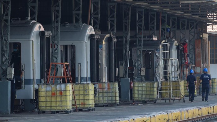 Melihat Persiapan Angkutan Kereta Api Lebaran Sejumlah teknisi memperbaiki mesin pendingin kereta api di Balai Yasa Surabaya Gubeng, Surabaya, Jawa Timur, Senin (11/4/2022). Perbaikan-perbaikan kereta api di Balai Yasa Surabaya Gubeng tersebut untuk mempersiapkan armada kereta api dalam angkutan Lebaran 2022. ANTARA FOTO/Didik Suhartono/rwa.