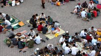 Selain itu, kenduri juga dilaksanakan untuk memperingati Nuzulul Quran. Peserta duduk mengelompok mengelilingi menu makanan berbuka.