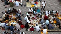 Usai menyiapkan makanan untuk berbuka puasa, warga berkumpul menanti waktu berbuka.