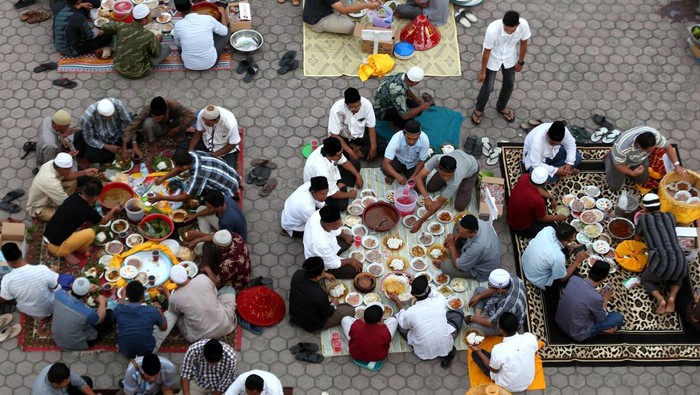 Melihat Tradisi Kenduri Ramadan di Aceh Warga mempersiapkan hidang yang berisi makanan untuk berbuka puasa pada tradisi kenduri Ramadhan di Banda Aceh, Aceh, Minggu (10/4/2022). Kenduri yang dirayakan dengan cara berbuka puasa bersama di halaman masjid tersebut telah menjadi tradisi pada setiap bulan Ramadhan yang juga dilaksanakan untuk merperingati Nuzulul Quran. ANTARA FOTO / Irwansyah Putra/nym.