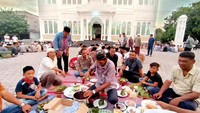 Kenduri yang dirayakan dengan cara berbuka puasa bersama di halaman masjid tersebut telah menjadi tradisi pada setiap bulan Ramadan di Aceh. Menu buka puasa disantap dengan cara lesehan.