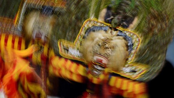 PONOROGO, INDONESIA - NOVEMBER 02:  The King Klana Swandana dancer performs at Reog National Festival on November 2, 2013 in Ponorogo, Indonesia. Reog is a traditional form of dance which is particularly popular in the Ponorogo regency. The festival is held every year and coincides with the anniversary of the Ponorogo regency and the Grebeg Suro celebration. The lead figure in the dance is known as the Singo Barong, this person is responsible for supporting the weight of a 30-40kg mask with only their teeth.  (Photo by Robertus Pudyanto/Getty Images)