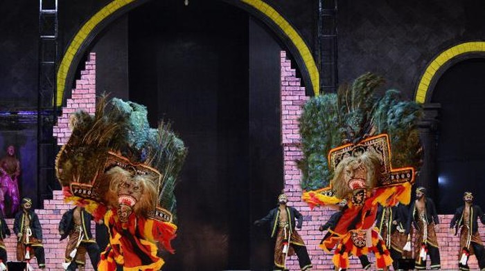 Mengenal Kesenian Reog Ponorogo yang Mau Diklaim Malaysia PONOROGO, INDONESIA - NOVEMBER 02: The King Klana Swandana dancer performs at Reog National Festival on November 2, 2013 in Ponorogo, Indonesia. Reog is a traditional form of dance which is particularly popular in the Ponorogo regency. The festival is held every year and coincides with the anniversary of the Ponorogo regency and the Grebeg Suro celebration. The lead figure in the dance is known as the 'Singo Barong', this person is responsible for supporting the weight of a 30-40kg mask with only their teeth. (Photo by Robertus Pudyanto/Getty Images)