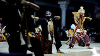 Selanjutnya perang-perangan antara merak dan singa melawan warok dijadikan sebuah pertunjukan tarian bernama reog. Tariannya merupakan tarian perang antara Kerajaan Kediri dan Kerajaan Bantarangin yang bernama Ponorogo.  