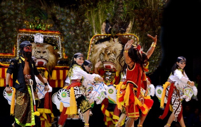 PONOROGO, INDONESIA - NOVEMBER 02:  The King Klana Swandana dancer performs at Reog National Festival on November 2, 2013 in Ponorogo, Indonesia. Reog is a traditional form of dance which is particularly popular in the Ponorogo regency. The festival is held every year and coincides with the anniversary of the Ponorogo regency and the Grebeg Suro celebration. The lead figure in the dance is known as the Singo Barong, this person is responsible for supporting the weight of a 30-40kg mask with only their teeth.  (Photo by Robertus Pudyanto/Getty Images)
