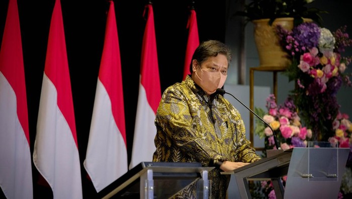 Menteri Koordinator Bidang Perekonomian Airlangga Hartarto dalam acara Penawaran Umum Perdana Saham PT GoTo Gojek Tokopedia Tbk di Bursa Efek Indonesia, Jakarta, Senin (11/04).