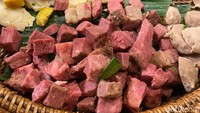 Tentu saja ada sentuhan istimewanya dari penggunaan daging wagyu super empuk dan mie hitam berbahan tinta cumi yang lembut mulur sebagai pendampingnya. Foto: detikfood