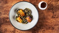Semakin lengkap, Show Kitchen juga menghadirkan menu pasta tortellini yang diberi isian suwiran rendang kemudian disajikan bersama kaldu daging sapi yang hangat dan jamur king oyster. Foto: Raffles Jakarta