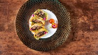 Kedua, chef Lukman menghadirkan sei sapi khas Nusa Tenggara Timur (NTT) sebagai isian en croute. Jika biasanya hidangan berlapis pastry ini disajikan dengan salmon, chef Lukman membuatnya spesial dengan isian sei sapi yang empuk, gurih, dan smoky. Foto: Raffles Jakarta