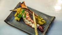 Chef Lukman kemudian menampilkan udang panggang dengan baby corn dan sambal, Josper Grilled Tiger Prawn. Foto: Raffles Jakarta